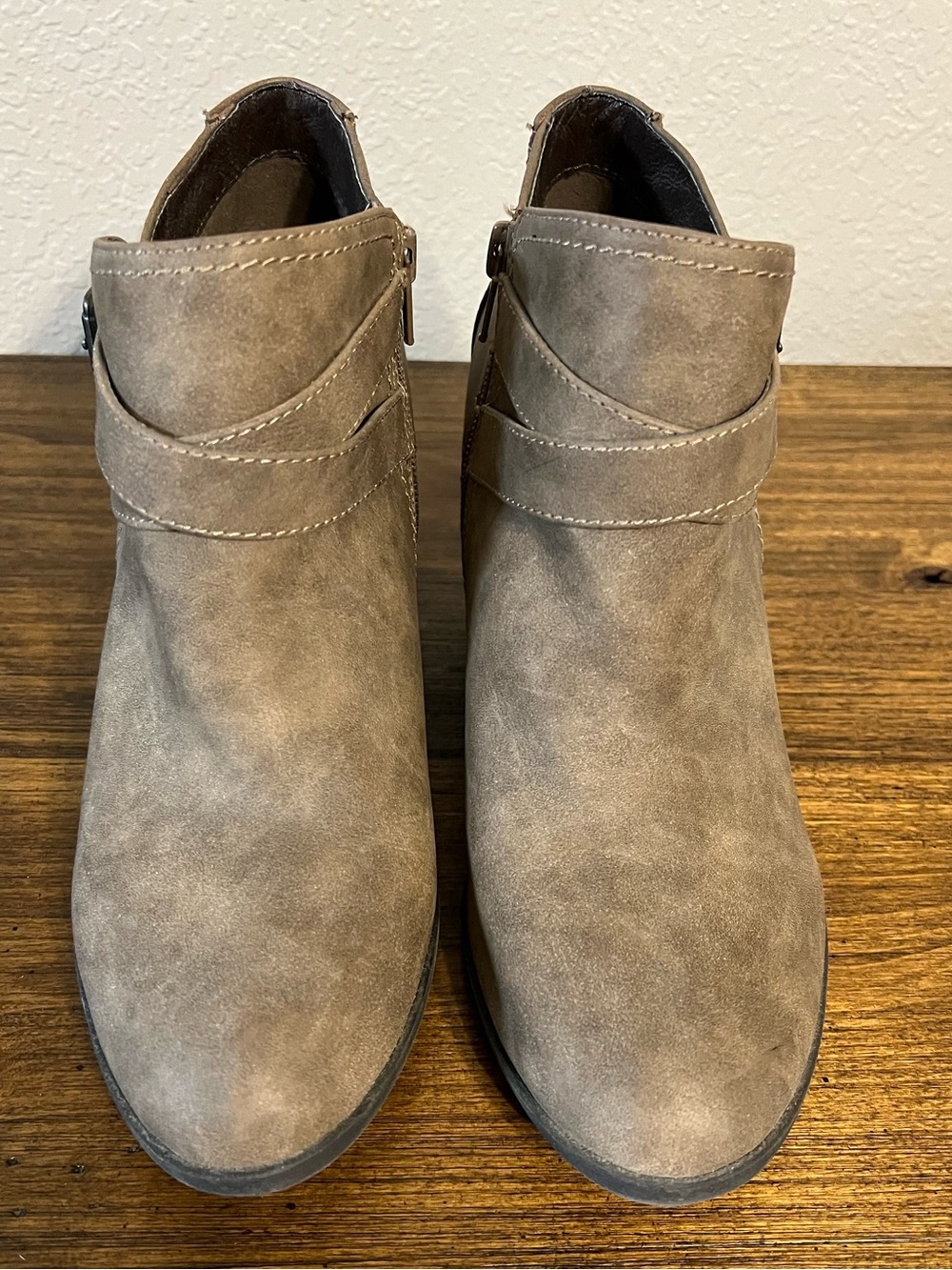 Indigo Rd. Taupe Faux-Suede Ankle Booties Size 9.5
